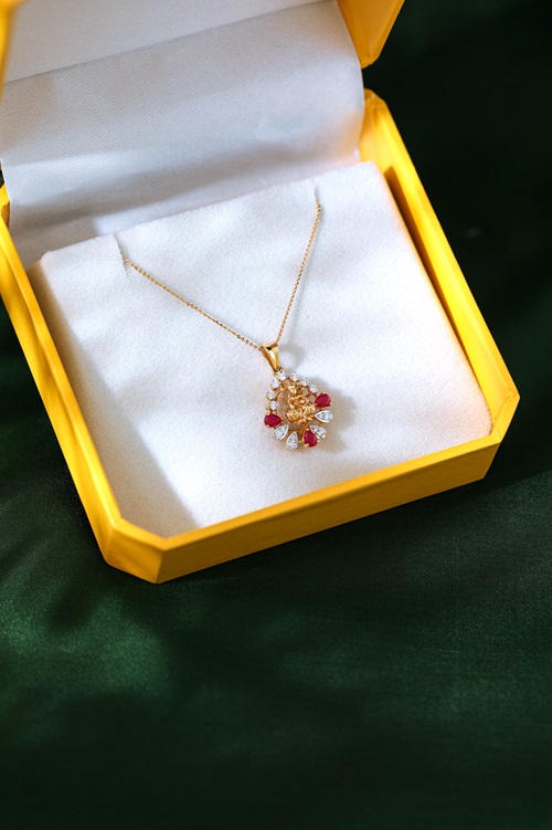 Elegant Contemporary Necklace